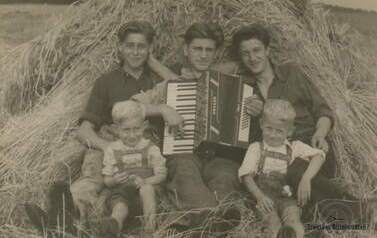 Pamiątka ze żniw w Rzemieniewicach 1952 r. Z archiwum Adama Pezackiego. 