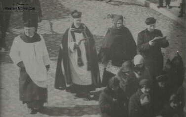 4.03.1930 r. pogrzeb Marty Czochralskiej, m.in. o. Efrem, ks. kan. Opieliński. Z archiwum rodzinnego