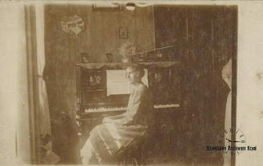 Janina Kierejewska przy instrumencie. Z archiwum M. Mańkowskiej 