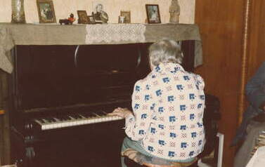 Janina Kierejewska przy instrumencie 1986 r. Z archiwum M. Mańkowskiej 