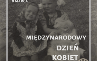 Małe dziewczynki. W tle zabudowania pałacu w Dębog&oacute;rze. Z archiwum Piotra Karakiewicza