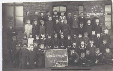 Ewangelicka szkoła w Ludwikowie, 1927 r. Wśr&oacute;d uczni&oacute;w Klara Bobrowski, p&oacute;źniej Neas. Z archiwum Franka Neasa 
