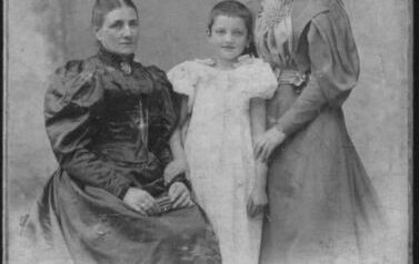 Ok. 1896 r. Waleria, Ludmiła, Stanisława. Z archiwum rodziny Majewskich 