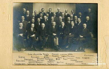Janusz Broekere (w g&oacute;rnym rzędzie, 4. z prawej) na kursie Sędzi&oacute;w Pokoju, 1920 r. 