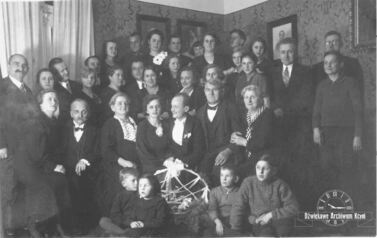 1935paź23wKcyniWeseleKrysiJakubowskiejPrzyNiejRodziceKazimieraOrazWacławPrzyPanuMłodymJanNepomucenZlewejJozefKazimMajewscyUnogKrysiaBukiewiczJejBratKuzyni_wynik
