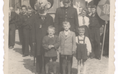 Poch&oacute;d pierwszomajowy, Kcynia, lata 50. XX w. Z lewej strony karykatura prezydenta USA Harry Trumana. Z archiwum Tadeusza Zielińskiego