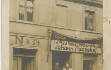 Johann Poczekaj z rodziną. Adres: Poznańska 34, obecnie: Poznańska 46. 