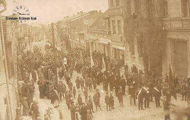 Pogrzeb J.N. Poczekaja, Kcynia, 1926 r. Widok na ul. Poznańską od strony Rynku. Z archiwum Michała Maciejewskiego 
