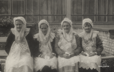 Od prawej: Maria Banaś, p. Adamczewska, Antonina Gorajewska, nieznana członkini zespołu. Z archiwum Zofii Gorajewskiej