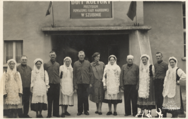 Zesp&oacute;ł "Pałuki" przed Prezydium PRN w Szubinie, lipiec 1960 r. 2 para od lewej: Antonina i Franciszek Gorajewscy. W środku Klara Prillowa. Z archiwum Zofii Gorajewskiej 