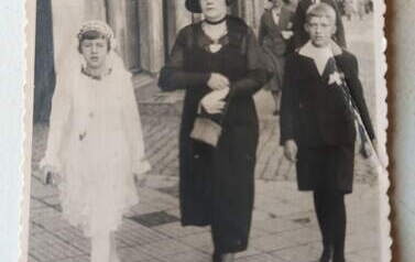 Anna Niedźwiedzińska z dziećmi: Marią i Janem. Kcynia, czerwiec 1933 r. Z archiwum Wojciecha Niedźwiedzińskiego 