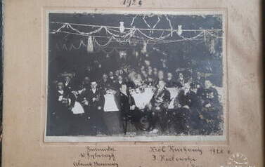 Wiecz&oacute;r kr&oacute;lewski w styczniu 1929 r. Wśr&oacute;d gości kr&oacute;l kurkowy z 1928 r. J&oacute;zef Kozłowski. Z archiwum Katarzyny G&oacute;raj-Kozłowskiej 