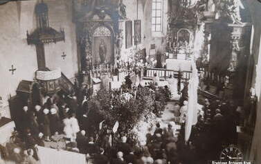 Pogrzeb śp. Ireny Kozłowskiej i Sławki Kozłowskiej, 5.08.1930 r. Wnętrze kościoła farnego. Z archiwum Katarzyny G&oacute;raj-Kozłowskiej