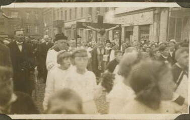 Cudowny Pan Jezus, 1936 r. Od lewej Paweł Prill, w głębi Wincenty Kawczyński, ks. Czesław Koczorowski. Z archiwum Barbary Sobowiec 