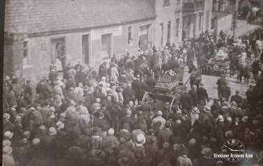Pogrzeb śp. Ireny Kozłowskiej i Sławki Kozłowskiej, 5.08.1930 r. Kondukt przechodzi ul. Dworcową.  Z archiwum Katarzyny G&oacute;raj-Kozłowskiej