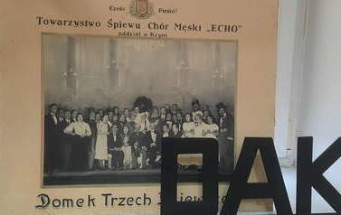 Domek Trzech Dziewcząt. Operetka wystawiona przez ch&oacute;r "Echo". Z archiwum ch&oacute;ru.