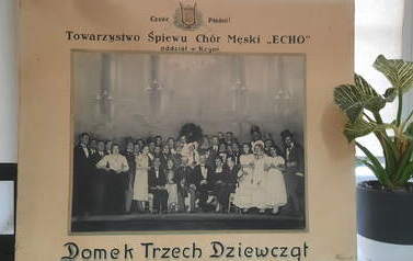 Domek Trzech Dziewcząt. Operetka wystawiona przez ch&oacute;r "Echo". Z archiwum ch&oacute;ru.