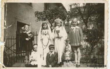 1954 r. Przedstawienie u si&oacute;str przy żł&oacute;bku. Włodziu jako biedny Franciszek. Z archiwum Haliny Rakowskiej