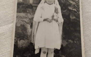 Felicja Tadych z d. Kmiotek. Pierwsza Komunia św. w czasie wojny, na wysiedleniu, w miejscowości Malin&oacute;wka, 1940 r. Z archiwum Grażyny Cieślik