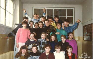 Klasa licealna wraz z nauczycielką prof. Marii Mańkowskiej, ok. 1994-96 r. Z archiwum Pawła Dudy