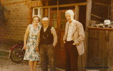 Wizyta Doroty i Hermanna von B&uuml;low, 1974 r. w środku Czesław Prus. Z archiwum Brygidy i Bolesława Prus&oacute;w