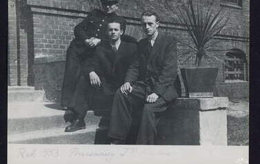 str. 18 - Na schodach siedzą: Witold Kalka (w środku), Alojzy Kalka (z prawej)