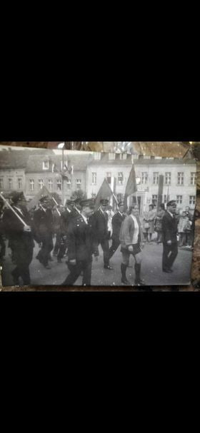 Kolejarze na pochodzie, lata 70. Z archiwum Aleksandry Maludzińskiej