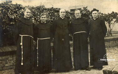 ks. proboszcz Paweł Pękacki (w środku), ks. wikariusz Koczorowski w towarzystwie misjonarzy - Misje święte w Kcyni, czerwiec 1937 r. 