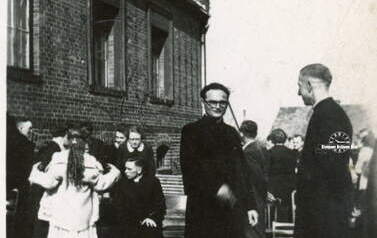 Uczestnicy przyjęcia prymicyjnego ks. Eugeniusza Ryszki, 1955 r.  