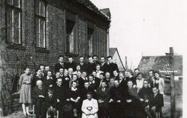 Święcenia kapłańskie ks. Eugeniusza Ryszki. Po bokach księdza jego rodzice: Leon i Cecylia Ryszka, a nad nim jego siostra Anna Nowacka (jeszcze wtedy Ryszka), 1955 r. 