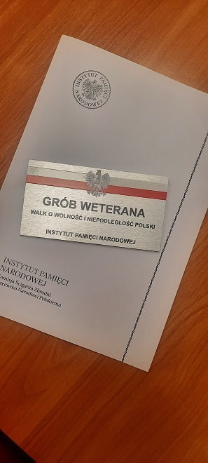 Tabliczka gr&oacute;b weterana wraz z listem z IPN