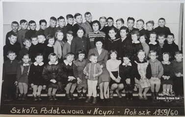 Kl. III Szkoła Podst. Wychowawczyni Barbara Dawidowska. Z archiwum Wojciecha Niedźwiedzińskiego 