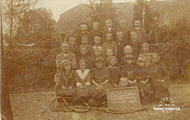 Stanisław Głowacki z wychowankami w szkole w Wojciechowie, 4.06.1924 r. Z archiwum Adama Czabańskiego