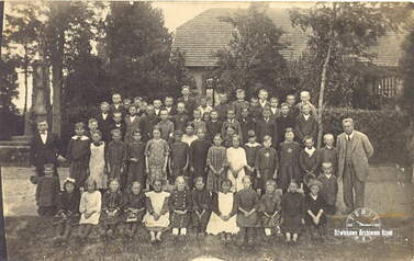 Stanisław Głowacki przed szkołą w Wojciechowie - 21.08.1925 r. Z archiwum Adama Czabańskiego
