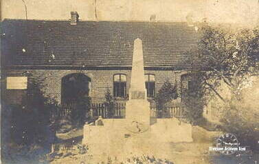 Odsłonięcie pomnika Ewarysta Estkowskiego przed szkołą w Wojciechowie w 1924 r. Z archiwum Adama Czabańskiego 
