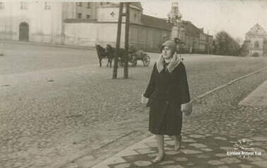 Rynek w latach 30. XX. w. Bruk. Na zdjęciu Janina Kierejewska. Z archiwum Marii Mańkowskiej 
