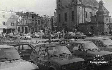 Parking na Rynku w Kcyni. Z archiwum Gminnego Centrum Kultury i Biblioteki w Kcyni 