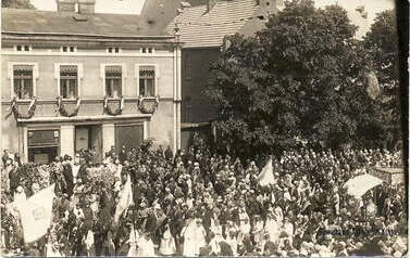 Procesja. W głębi kamienica przy obecnym numerze Rynek 31. Z archiwum Henryka Wesołowskiego 