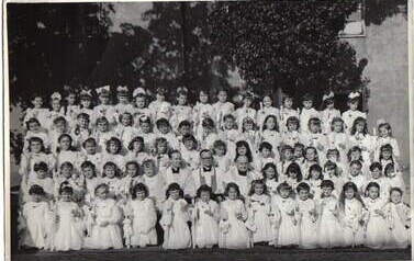 E. Burzyńska - 1sza komśw na dziedzińcu klaszt.13.06.65  -fb  (2)