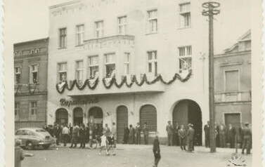 Dekoracja kamienic w Kcyni. Z archiwum rodziny Dykier i Kosznik 