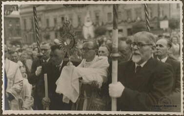  Uroczystość Bożego Ciała. Jeden z niosących baldachim to Bolesław Dykier (na pierwszym planie, z prawej). Z monstrancją ks. Kazimierz Sojka. Z archiwum rodziny Dykier i Kosznik