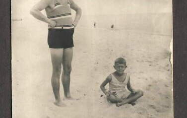 Napis: Tatuś (tj. Stanisław Jedwabny) i Oleś w Helu, 1932 r. Z archiwum Barbary Sobowiec 