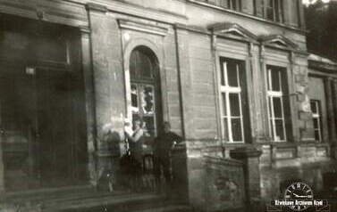Przed wejściem do pałacu w Rozpętku, 1980 r. 