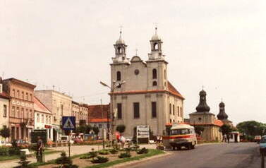 Rynek w Kcyni. W zatoczce holenderski autokar, kt&oacute;rzy przywi&oacute;zł członk&oacute;w orkiestry dętej. Fot. Wiese van Herck