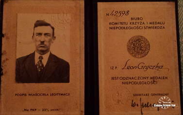 Leon Gryczka - legitymacja otrzymania medalu niepodległości. Z archiwum Olgi Świtlickiej (c&oacute;rki Marii z d. Gryczka)