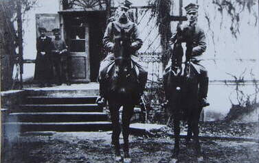  Front p&oacute;łnocny - adiutant Koczorowski i Edward Golniewicz w Kcyni - wyjeżdżający konno spod budynku. Rok 1919.Ze zbior&oacute;w Archiwum Państwowego w Poznaniu (z zespołu Związek Powstańc&oacute;w Wielkopolskich w Poznaniu, sygn. 554)