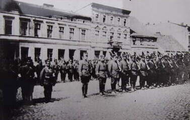 Druga Kompania Koczowskiego I/9 pułku Strzelc&oacute;w Wielkopolskich na rynku w Kcyni. 21 maja 1915 r.Ze zbior&oacute;w Archiwum Państwowego w Poznaniu (z zespołu Związek Powstańc&oacute;w Wielkopolskich w Poznaniu, sygn. 454)