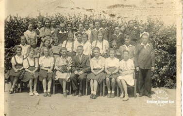 Grupowe zdjęcie szkolne, koniec lat 40. (kl. 3b). Z archiwum Beaty Mrowińskiej 