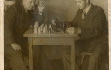 Witold Kalka (po prawej) z kolegą podczas gry w szachy, 15.02.1953 r. Zakład Poprawczy. Z archiwum Beaty Mrowińskiej