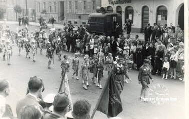 Defilują harcerki na pochodzie pierwszomajowym, ok. 1965 r. Z archiwum Beaty Mrowińskiej 